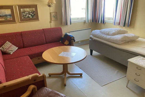 Et rom med en seng, sofa og et bord