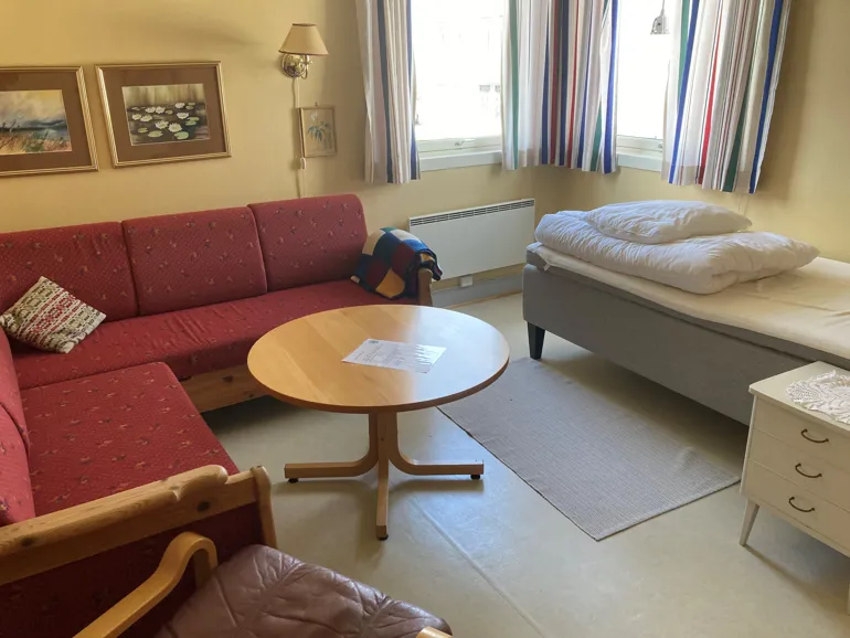 Et rom med en seng, sofa og et bord