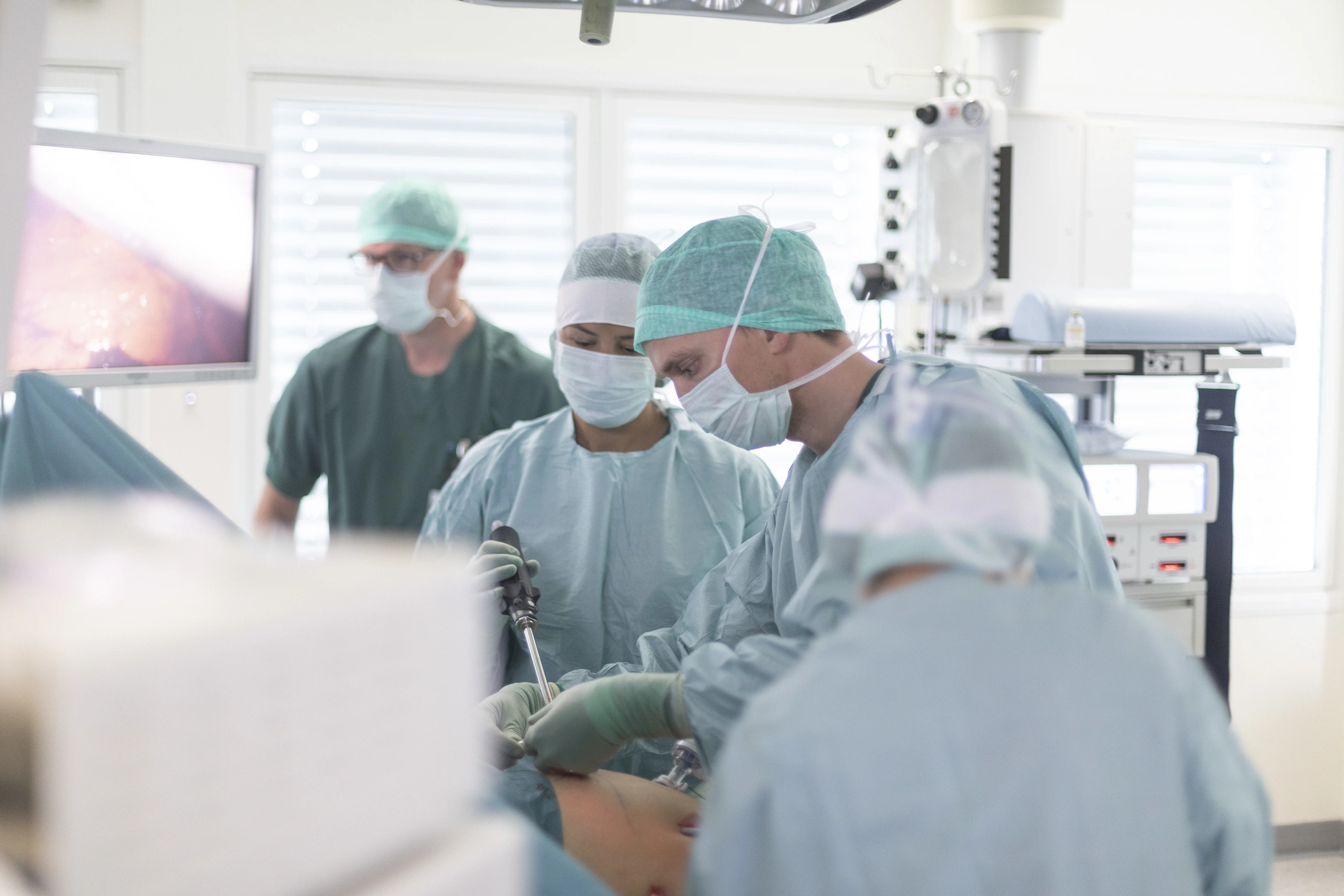 Helsepersonell opererer pasient i operasjonsstue. Foto.