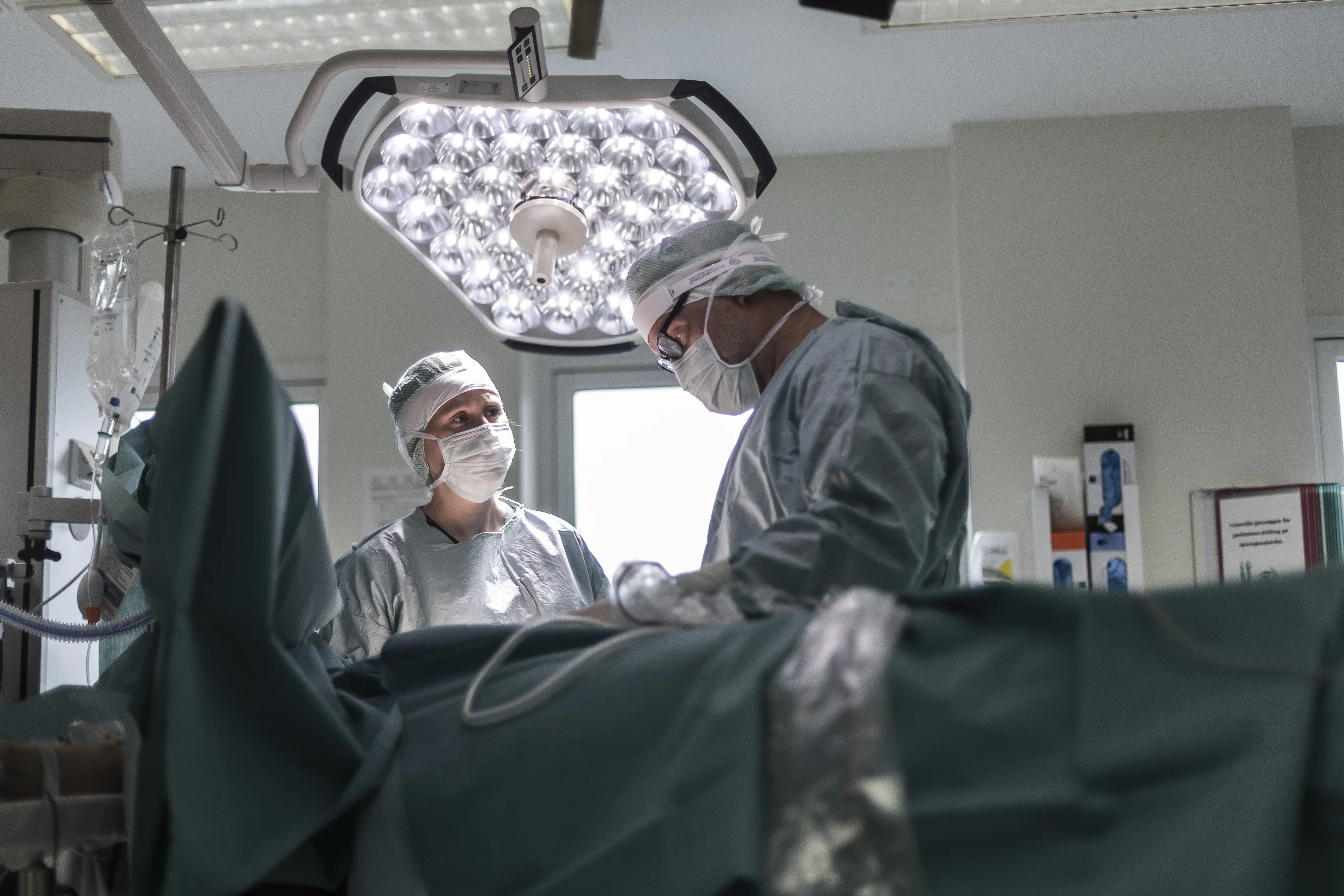 Helsepersonell opererer på operasjonsstue. Foto.