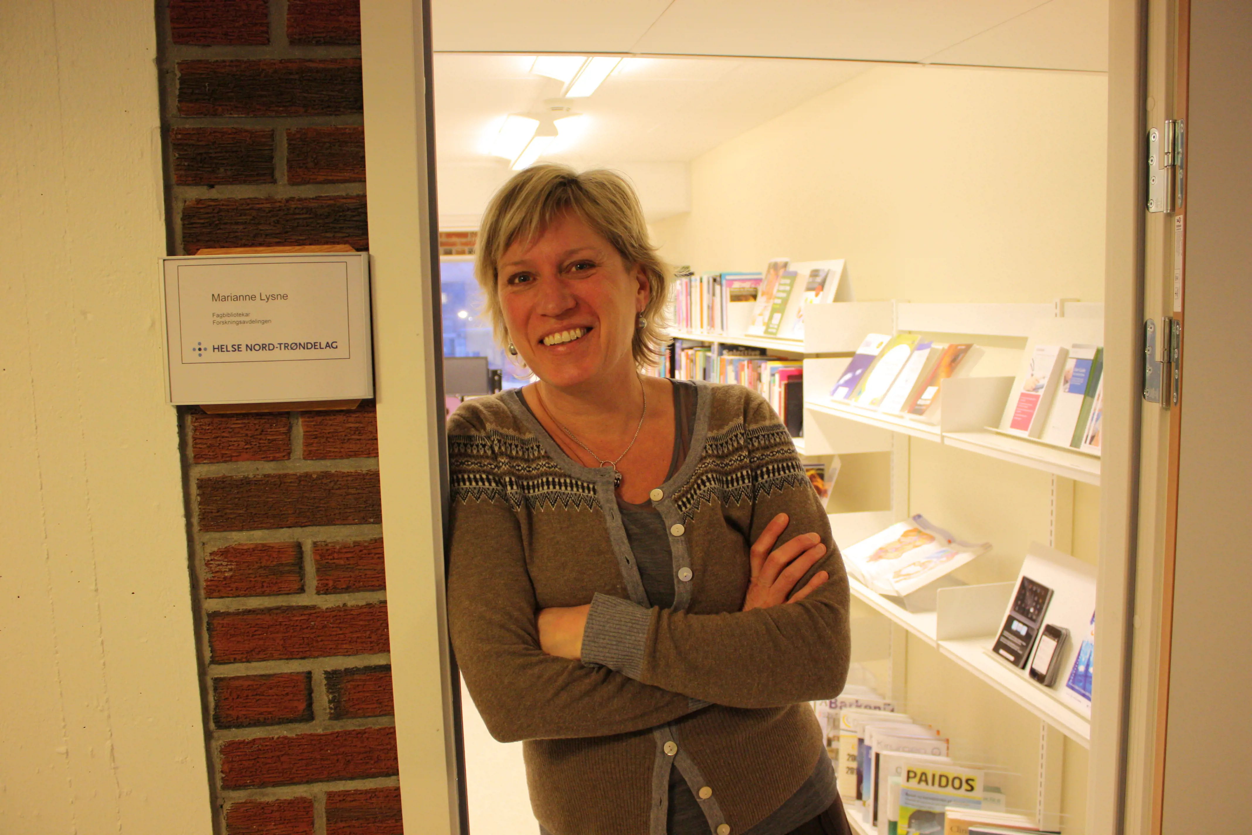 Fagbibliotekar ved Sykehuset Levanger, Marianne Lysne. Foto