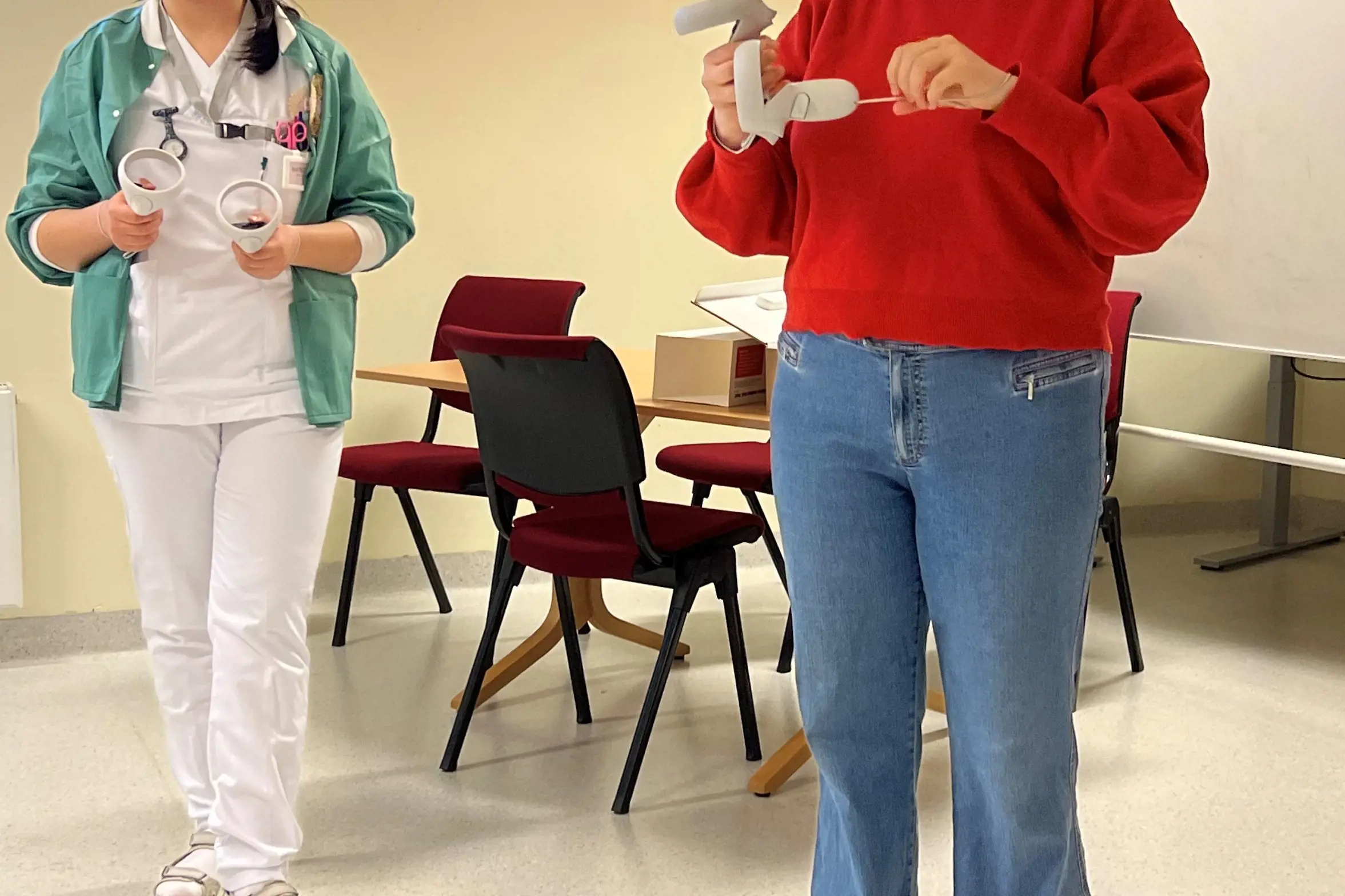 Bilde av en sykepleier- og medisinstudent som sammen øver med VR-briller.