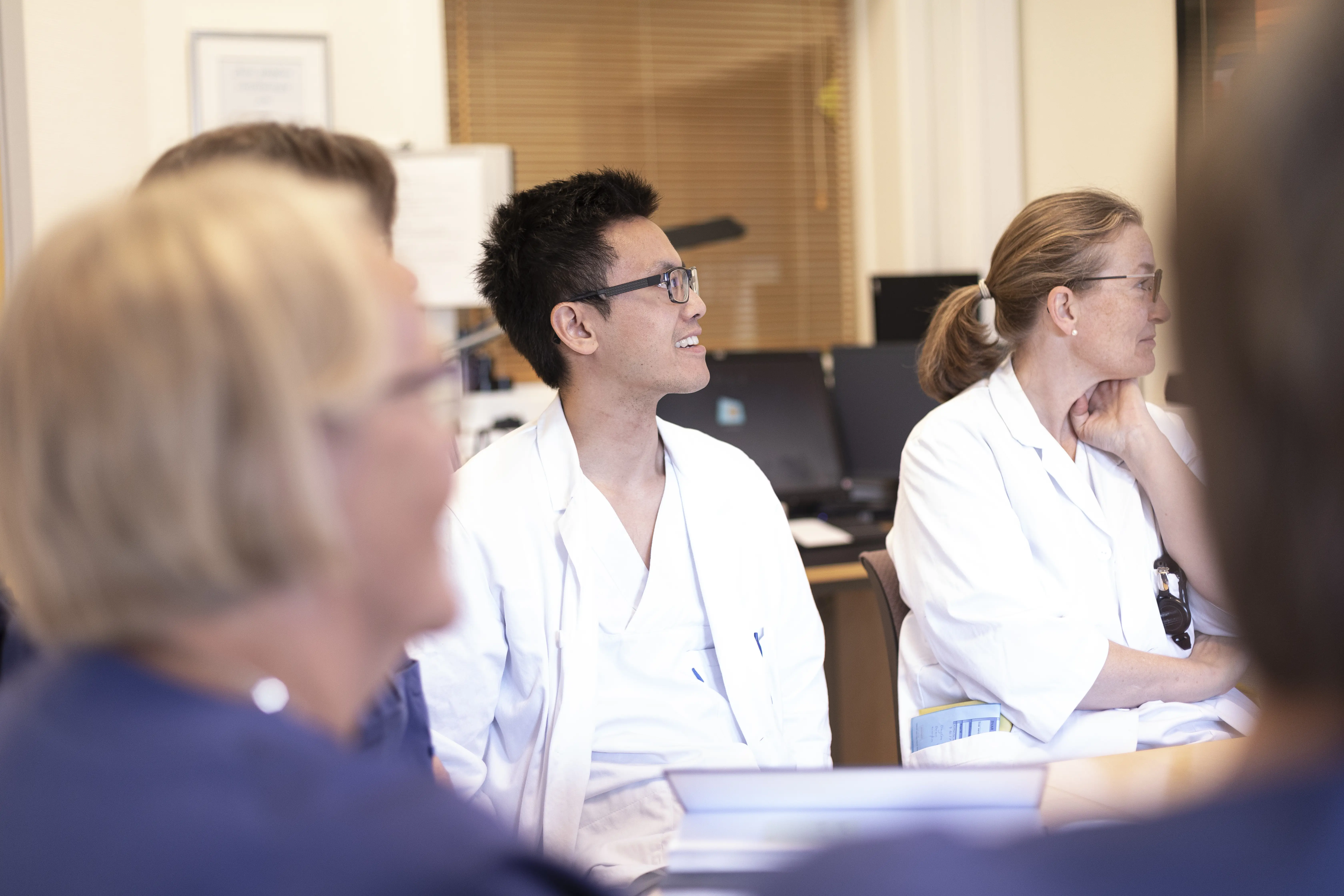 Leger og sykepleiere på internundervisning. Foto.