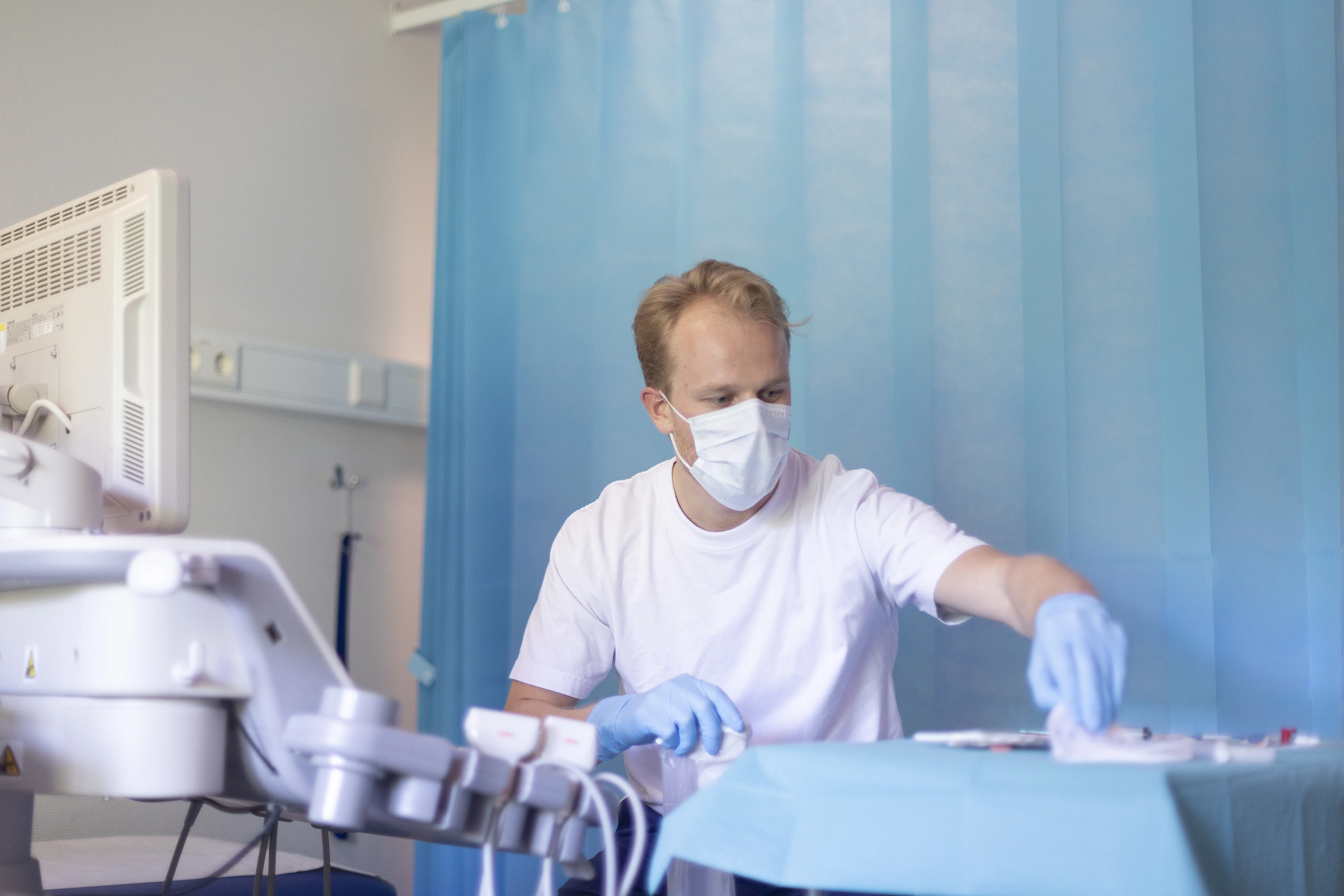 LIS-lege i radiologi forbereder utstyr til ultralydundersøkelse. Foto.