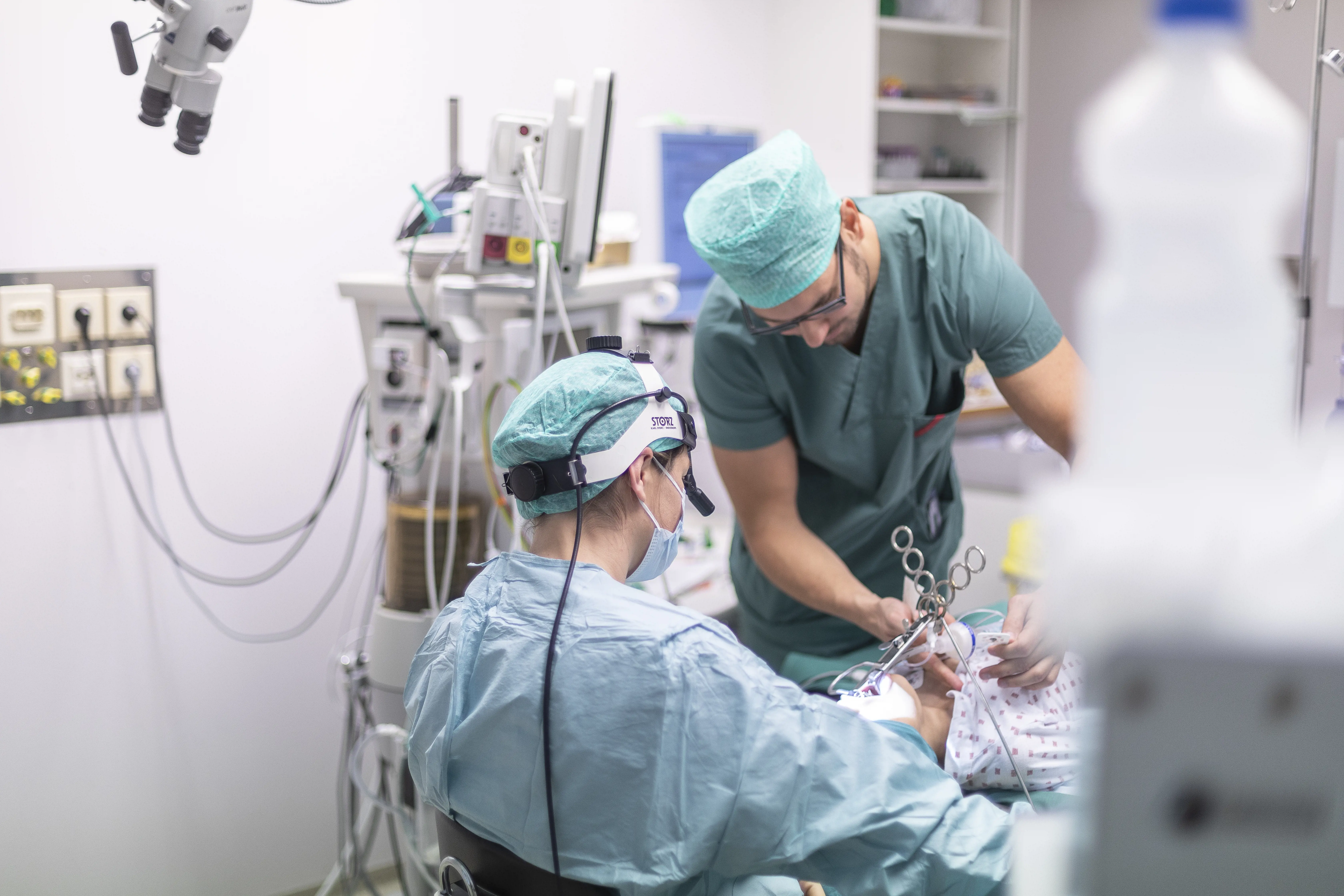 Anestesilege gir narkose i forbindelse med en operasjon. Foto.