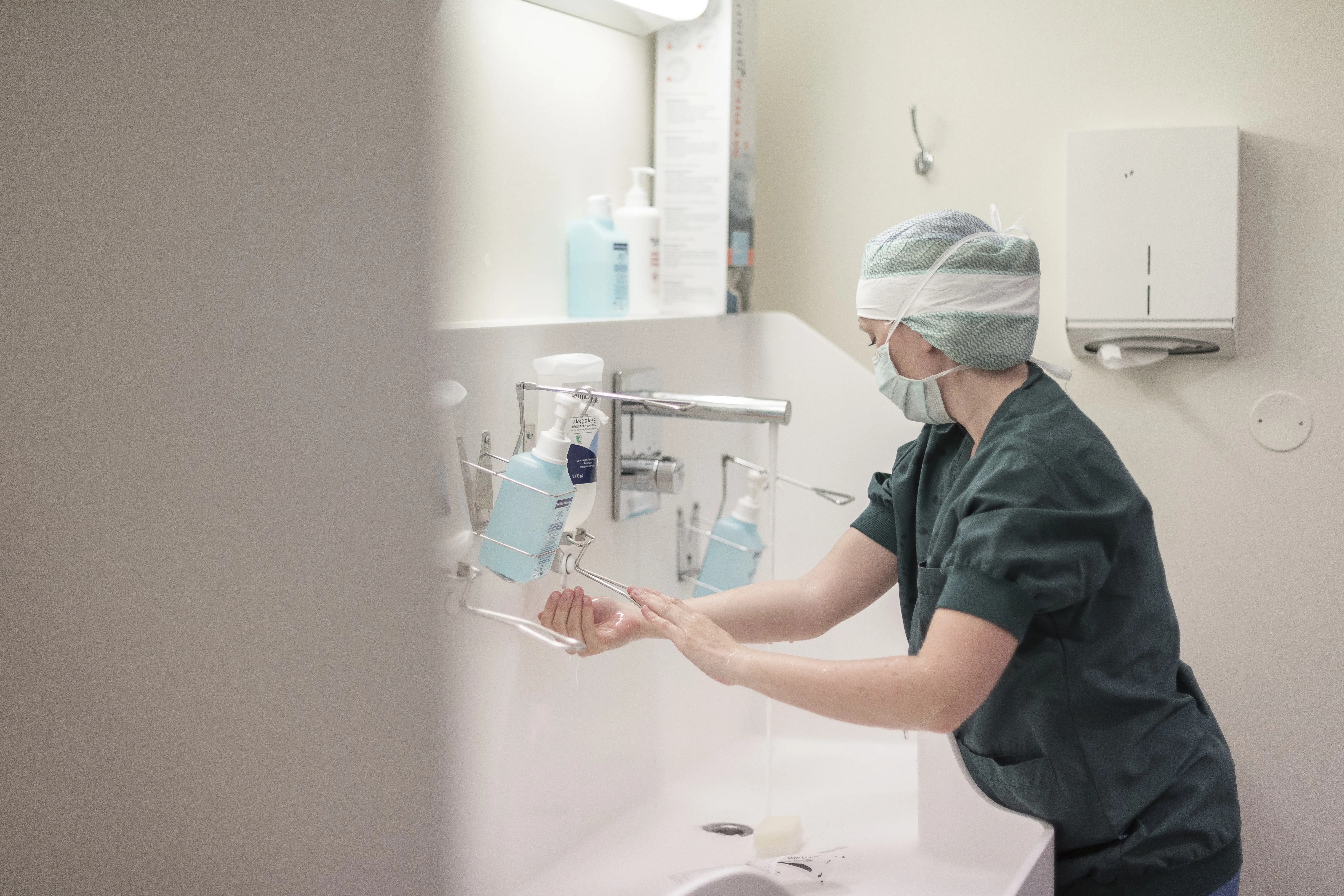 Vasking av hender i forkant av operasjon. Foto.