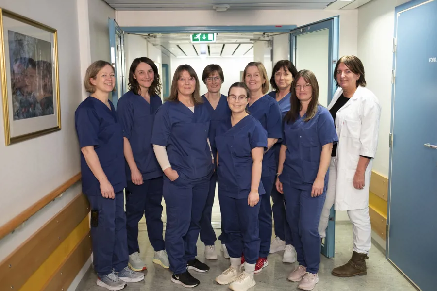 Gruppebilde med ansatte i Kreftpoliklinikken i Namsos. Foto.