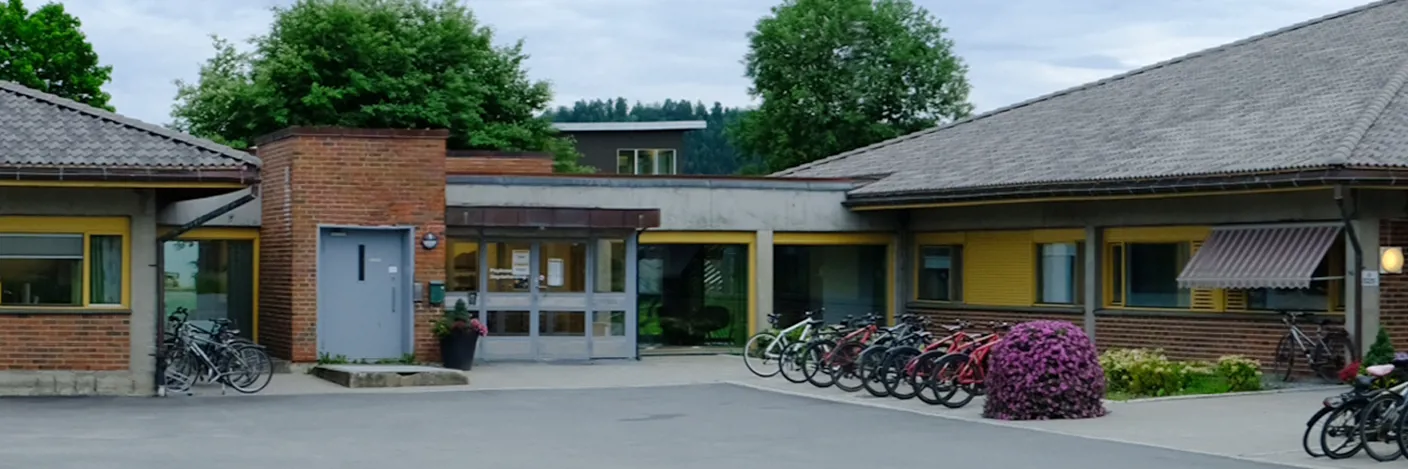 En bygning med sykler parkert utenfor